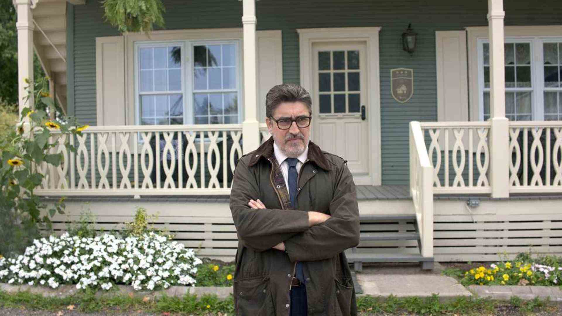 Alfred Molina dans Trois Pins