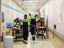 Les ambulanciers paramédicaux de Toronto amènent des patients à la salle d'urgence de l'hôpital Humber River sur cette photo du 20 janvier. 