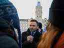 Paul St-Pierre Plamondon rencontre des manifestants devant l'Assemblée nationale mardi. 