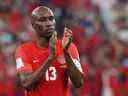 Le Canadien Atiba Hutchinson applaudit les fans après une défaite 2-1 contre le Maroc au stade Al Thumama de Doha, au Qatar, le 1er décembre 2022. 