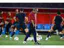 L'entraîneur portugais Fernando Santos supervise une séance d'entraînement sur le site d'entraînement d'Al Shahaniya SC.  au nord-ouest de Doha le 5 décembre 2022, à la veille du huitième de finale de football de la Coupe du monde Qatar 2022 entre le Portugal et la Suisse. 