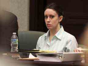 Dans cette photo d'archive du 26 mai 2011, Casey Anthony comparaît devant le tribunal lors de son procès au palais de justice du comté d'Orange à Orlando, en Floride. (Red Huber/Orlando Sentinel via AP, Pool, File)