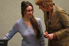 Casey Anthony (à gauche) entre dans la salle d'audience avec son avocate Dorothy Clay Sims pour son audience de détermination de la peine pour avoir menti à un agent des forces de l'ordre au palais de justice du comté d'Orange le 7 juillet 2011 à Orlando, en Floride, Anthony a été acquitté des accusations de meurtre en juillet 5, 2011, mais purgera quatre peines d'un an sur sa condamnation pour avoir menti à un agent des forces de l'ordre.