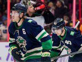 L'attaquant des Canucks de Vancouver Brock Boeser célèbre son but contre les Coyotes de l'Arizona en troisième période au Rogers Arena samedi.  Vancouver a gagné 3-2 en prolongation.  Photo: Bob Frid-USA Today Sports