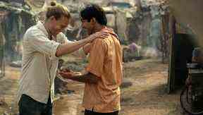 Charlie Hunnam et Shubham Saraf dans 