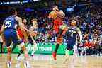 Gary Trent Jr. des Raptors tire le ballon contre les pélicans de la Nouvelle-Orléans Devonte' Graham lors du premier quart-temps au Smoothie King Center le mercredi 30 novembre 2022. 