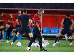 L'entraîneur portugais Fernando Santos supervise une séance d'entraînement sur le site d'entraînement d'Al Shahaniya SC.  au nord-ouest de Doha le 5 décembre 2022, à la veille du huitième de finale de football de la Coupe du monde Qatar 2022 entre le Portugal et la Suisse.