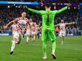 Les Croates Mario Pasalic (gauche) et Dominik Livakovic célèbrent après avoir remporté la séance de tirs au but contre le Japon.