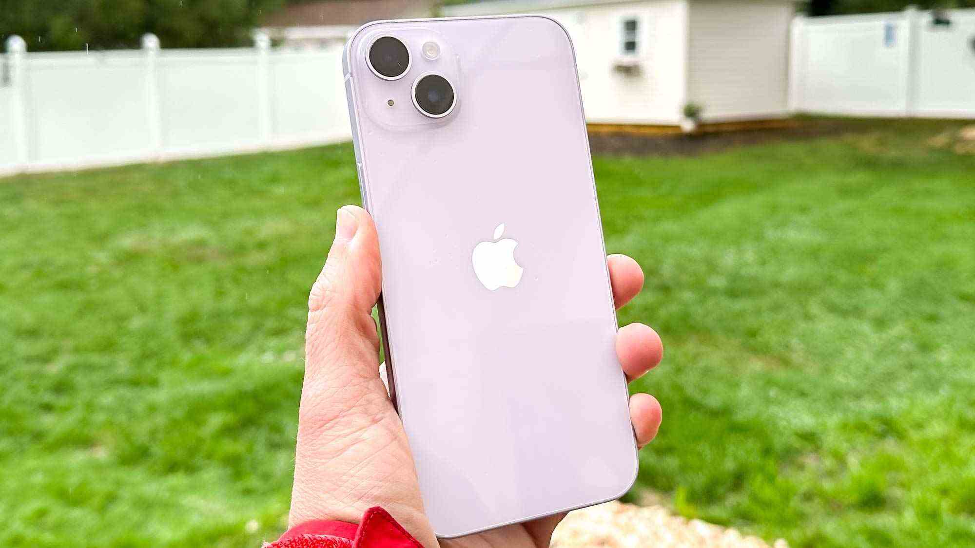 iPhone 14 Plus montré tenu en main