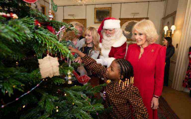 La reine ouvre la saison des fêtes alors que les enfants se rassemblent pour décorer le sapin de Noël à Clarence House