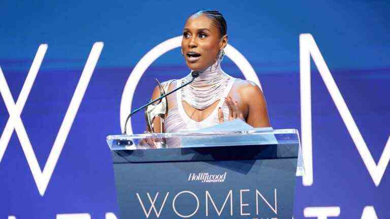 Issa Rae raconte comment la peur personnelle a inspiré son travail en amplifiant les voix sous-représentées au gala Women in Entertainment du Hollywood Reporter
