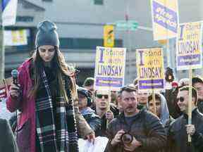 Lindsay Shepherd termine son discours lors d'un rassemblement en faveur de la liberté académique près de l'Université Wilfrid Laurier à Waterloo, en Ontario, le 24 novembre 2017.