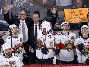 L'entraîneur-chef des Panthers de la Floride Paul Maurice (à gauche) et l'entraîneur adjoint Jamie Kompon saluent les fans lors d'une pause dans l'action contre les Jets de Winnipeg lors de la première période de l'action de la LNH à Winnipeg le 6 décembre 2022. Maurice et Kompon ont précédemment entraîné les Jets de Winnipeg .