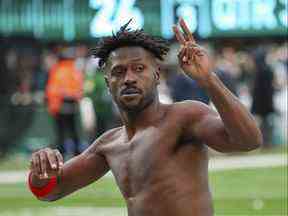 Le receveur large des Buccaneers Antonio Brown fait un geste vers la foule alors qu'il quitte le terrain alors que l'attaque de son équipe était sur le terrain contre les Jets au cours du troisième quart d'un match de la NFL le dimanche 2 janvier 2022 à East Rutherford, NJ