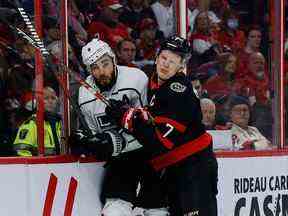 L'ailier gauche des Sénateurs d'Ottawa Brady Tkachuk (7) met en échec le défenseur des Kings de Los Angeles Drew Doughty (8) au cours de la première période.