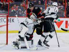 L'ailier droit des Sénateurs d'Ottawa Mathieu Joseph (21 ans) affronte le défenseur des Kings de Los Angeles Drew Doughty (8 ans) devant le gardien de but Pheonix Copley (29 ans) au cours de la troisième période.