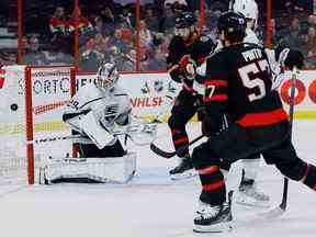 Le gardien de but des Kings de Los Angeles Pheonix Copley (29 ans) effectue un arrêt alors que le centre des Sénateurs d'Ottawa Derick Brassard (61 ans) et Shane Pinto cherchent un rebond en troisième période.