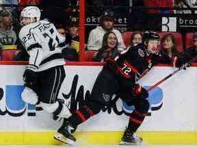 L'ailier gauche des Kings de Los Angeles, Kevin Fiala (22 ans), passe devant le défenseur des Sénateurs d'Ottawa Thomas Chabot (72 ans) en deuxième période.