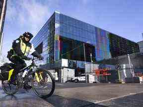 Un policier fait du vélo autour du périmètre clôturé du Centre des congrès avant la conférence COP15 des Nations Unies sur la biodiversité à Montréal, le jeudi 1er décembre 2022.