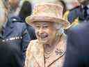 La reine Elizabeth II rencontre le personnel de la RAF Marham où elle a inspecté le nouveau centre de formation intégré qui forme le personnel à la maintenance du nouvel avion d'attaque RAF F-35B Lightning II à la Royal Air Force Marham le 3 février 2020 à King's Lynn, en Angleterre. 