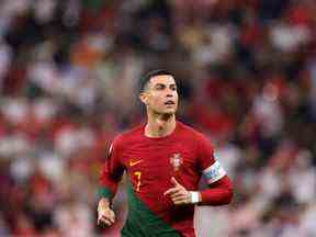 Cristiano Ronaldo du Portugal regarde pendant le match des huitièmes de finale de la Coupe du Monde de la FIFA Qatar 2022 entre le Portugal et la Suisse au stade Lusail le 06 décembre 2022 à Lusail City, Qatar.