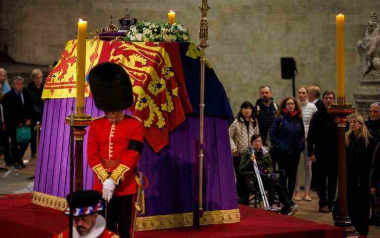 L’homme qui a attrapé le drapeau du cercueil de la reine Elizabeth II est envoyé pour traitement au centre de santé mentale