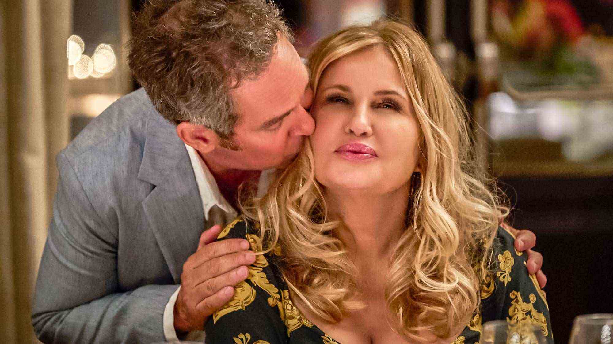 Tom Hollander dans le rôle de Quentin embrasse la joue de Jennifer Coolidge dans le rôle de Tanya dans White Lotus saison 2