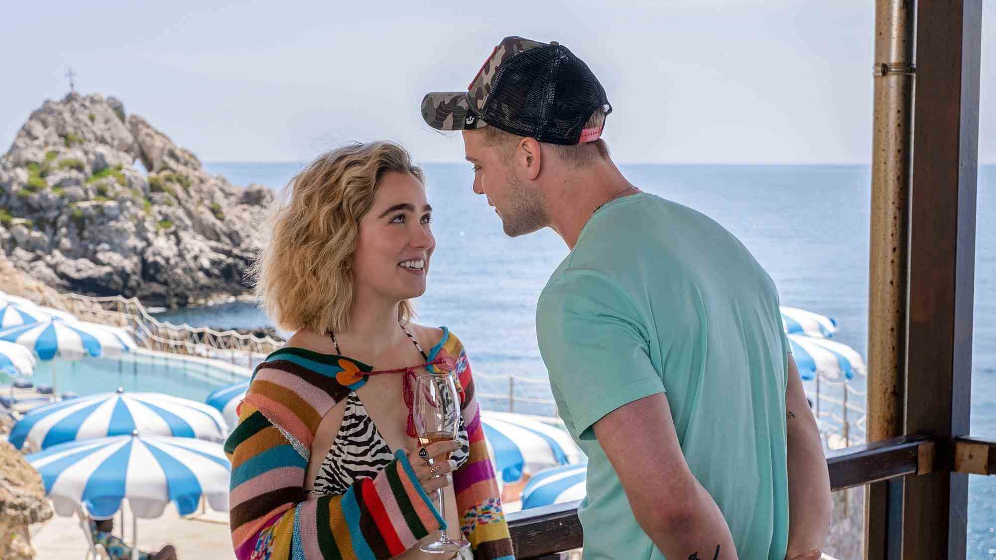 Haley Lu Richardson dans le rôle de Portia et Leo Woodall dans le rôle de Jack dans White Lotus saison 2