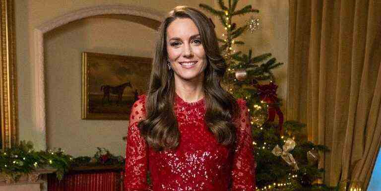 La princesse Kate brille dans une robe rouge à paillettes avant le service de chant de Noël