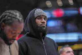 LeBron James des Los Angeles Lakers regarde depuis le terrain contre les Raptors au cours du deuxième quart-temps.  Nick Turchiaro - USA TODAY Sports