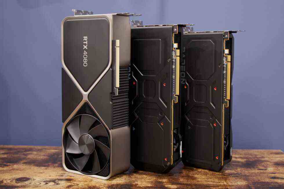 De gauche à droite et du plus grand au plus petit : GeForce RTX 4080 (qui a la même taille physique que le RTX 4090), Radeon RX 7900 XTX et Radeon RX 7900 XT.