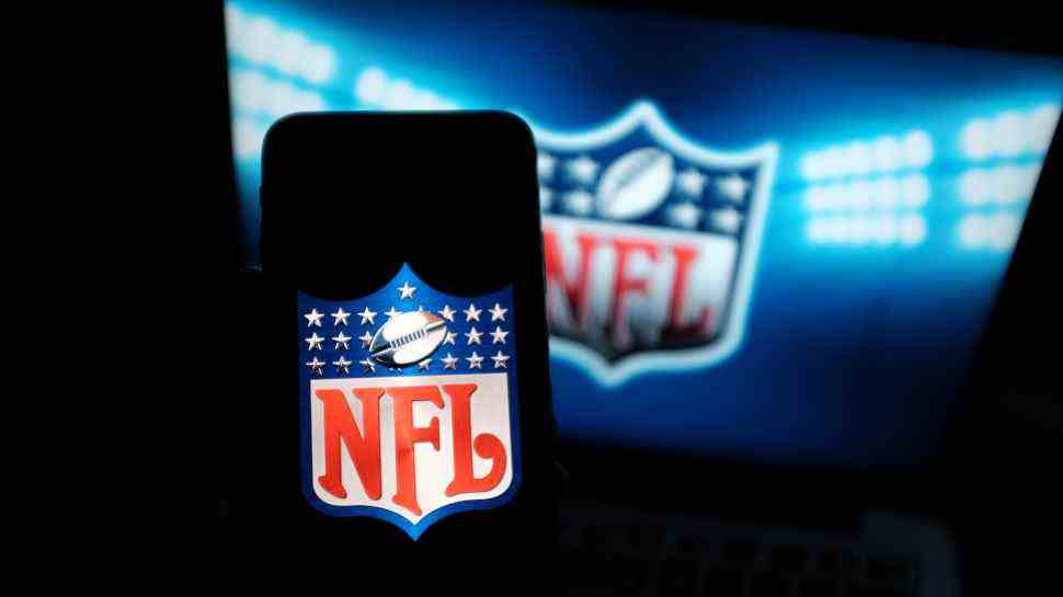 Logo NFL sur le téléphone et en arrière-plan