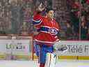 Carey Price des Canadiens de Montréal salue la foule après avoir été nommé première étoile à la suite d'un jeu blanc des Blues de St. Louis à Montréal le 20 octobre 2015.