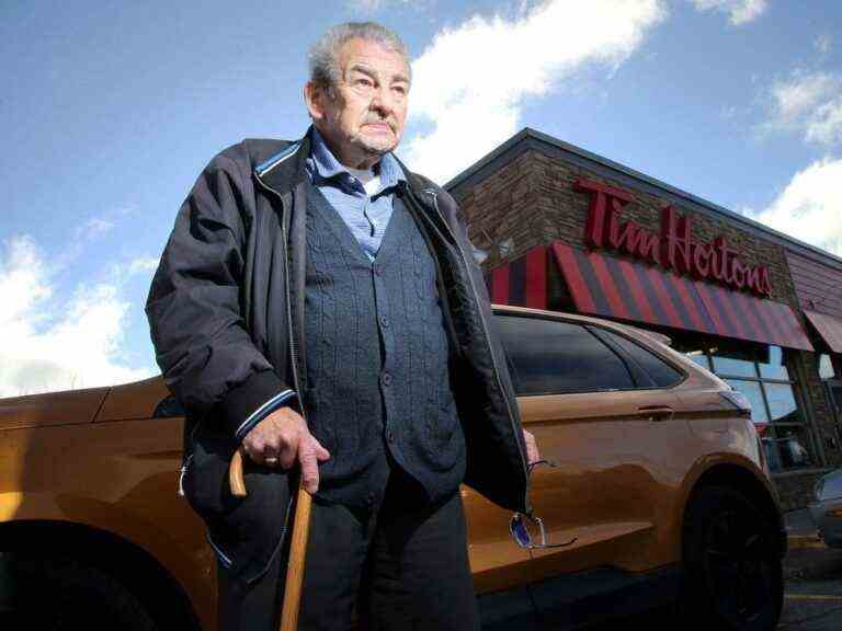 Une ville de l’Ontario se mobilise pour venir en aide à un homme de 78 ans qui dort dans une voiture au stationnement de Tim Hortons