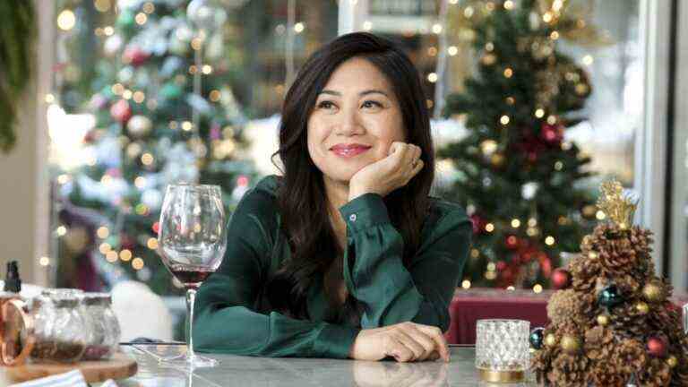 Liza Lapira taquine le triangle amoureux des fêtes au centre de "Must Love Christmas" (VIDEO)
