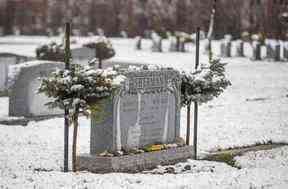 La dernière demeure de Barry et Honey Sherman au Beth Tzedec Memorial Park près de Bathurst St. et Finch Ave. W. à Toronto, Ont.  le vendredi 4 décembre 2020.