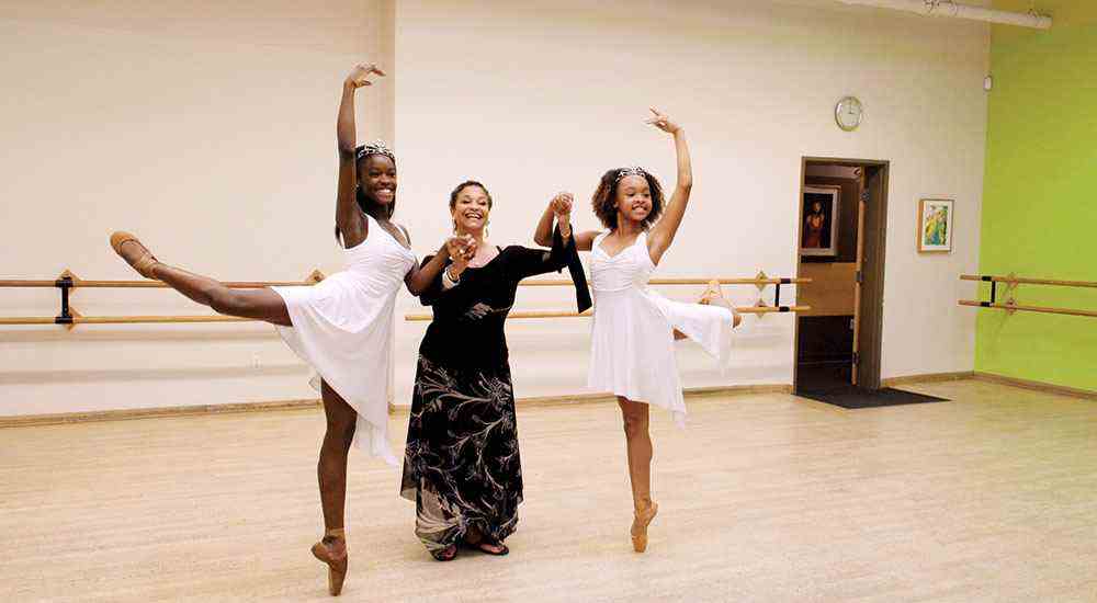 Debbie Allen est flanquée des danseurs Destiny Wimpye (à gauche) et Jalyn Flowers dans le film 2020 Dance Dreams: Hot Chocolate Nutcracker.