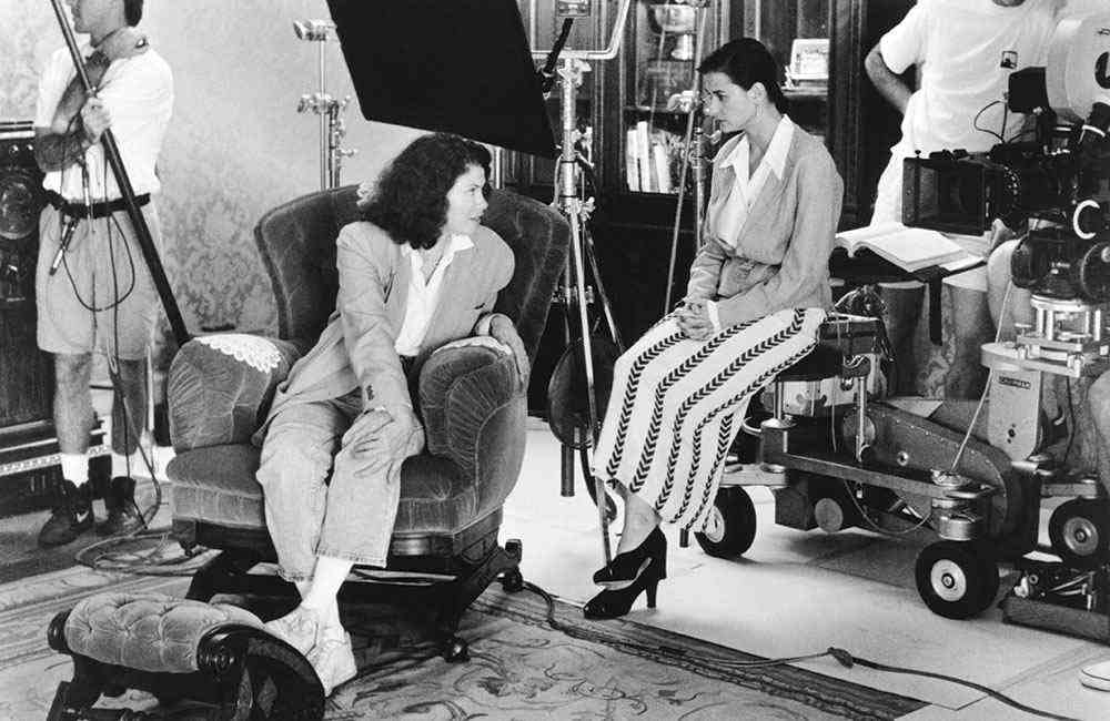 Sherry Lansing (à gauche) sur le plateau de la proposition indécente avec la star Demi Moore.  