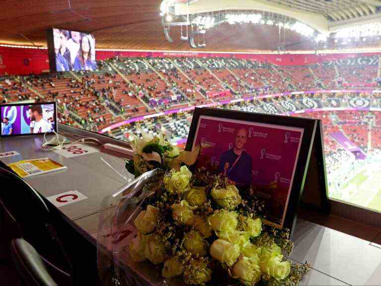 Mémorial à l’écrivain sportif américain Grant Wahl placé lors d’un match de Coupe du monde