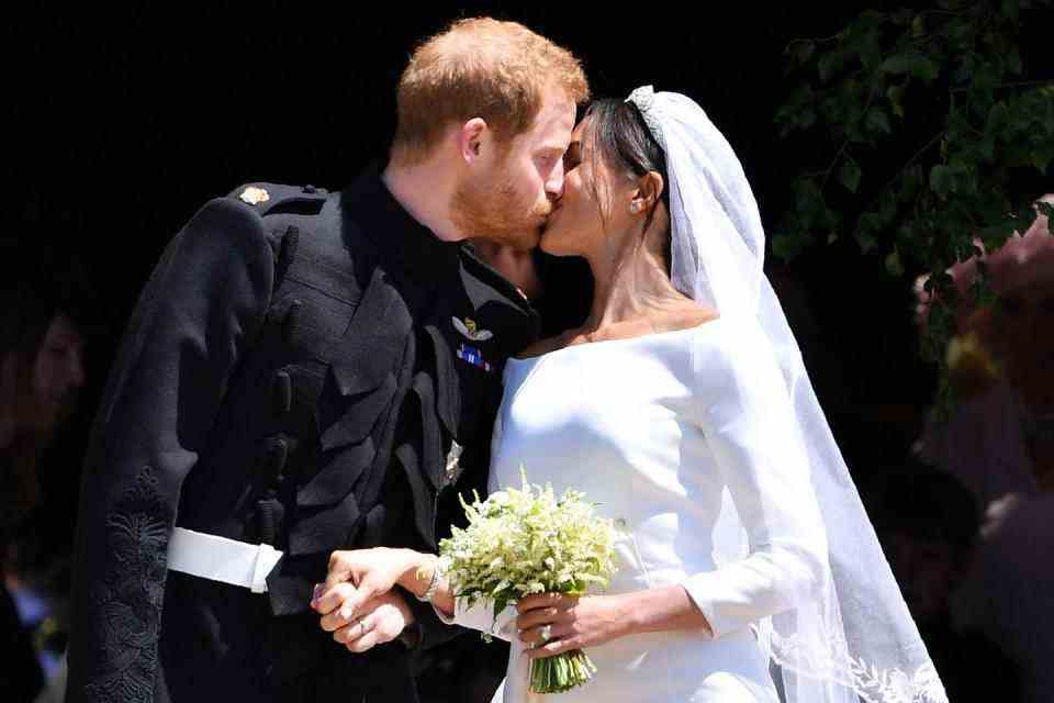 windsor, royaume uni mai 19 bretagne prince harry, duc de sussex embrasse sa femme meghan, duchesse de sussex alors qu'ils partent de la porte ouest de la chapelle st georges, château de windsor, à windsor le 19 mai 2018 à windsor, angleterre photo de ben Images : stansall wpa poolgetty