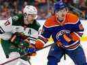 Kailer Yamamoto (56 ans) des Oilers d'Edmonton affronte Marcus Foligno (17 ans) du Minnesota Wild lors de la première période de la LNH à Edmonton le 9 décembre 2022. 