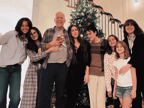 Bruce Willis tout sourire dans la photo de Noël avec Demi Moore, Emma Heming Willis