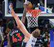 L'attaquant des Raptors de Toronto Pascal Siakam (43 ans) lance le ballon contre le centre d'Orlando Magic Moritz Wagner (21 ans) au cours de la seconde mi-temps au Amway Center. 