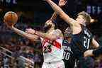 Fred VanVleet des Raptors conduit au cerceau devant Moritz Wagner d'Orlando Magic au cours du deuxième quart-temps au Amway Center le 12 décembre 2012. 