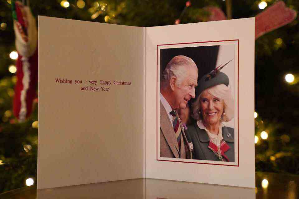 SOUS EMBARGO JUSQU'À 2200 DIMANCHE 11 DÉCEMBRE La carte de Noël 2022 du roi Charles III et de la reine consort devant un arbre de Noël à Clarence House, Londres.  La photographie a été prise aux Braemar Games le 3 septembre 2022 par Samir Hussein.  Date de la photo : dimanche 11 décembre 2022.