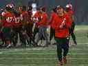 L'entraîneur-chef des Stampeders de Calgary Dave Dickenson lors d'un entraînement au parc Shouldice à Calgary le vendredi 4 novembre 2022. 