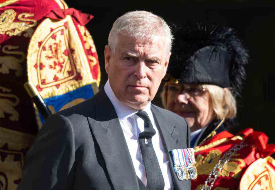 ÉDIMBOURG, ÉCOSSE - 12 SEPTEMBRE : le prince Andrew, duc d'York, est vu quitter la cathédrale St Giles le 12 septembre 2022 à Édimbourg, en Écosse.  Le roi Charles III se joint à la procession accompagnant le cercueil de Sa Majesté la reine depuis le palais de Holyroodhouse le long du Royal Mile jusqu'à la cathédrale St Giles.  Le roi et la reine consort, accompagnés d'autres membres de la famille royale, assistent également à un service de prière et de réflexion pour la vie de la reine où il repose pendant 24 heures avant d'être transféré par avion à Londres.  (Photo de Samir Hussein/WireImage)