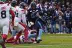 Le porteur de ballon des Argonauts Andrew Harris (33 ans) marque un touché contre les Alouettes de Montréal en première demie au BMO Field. 