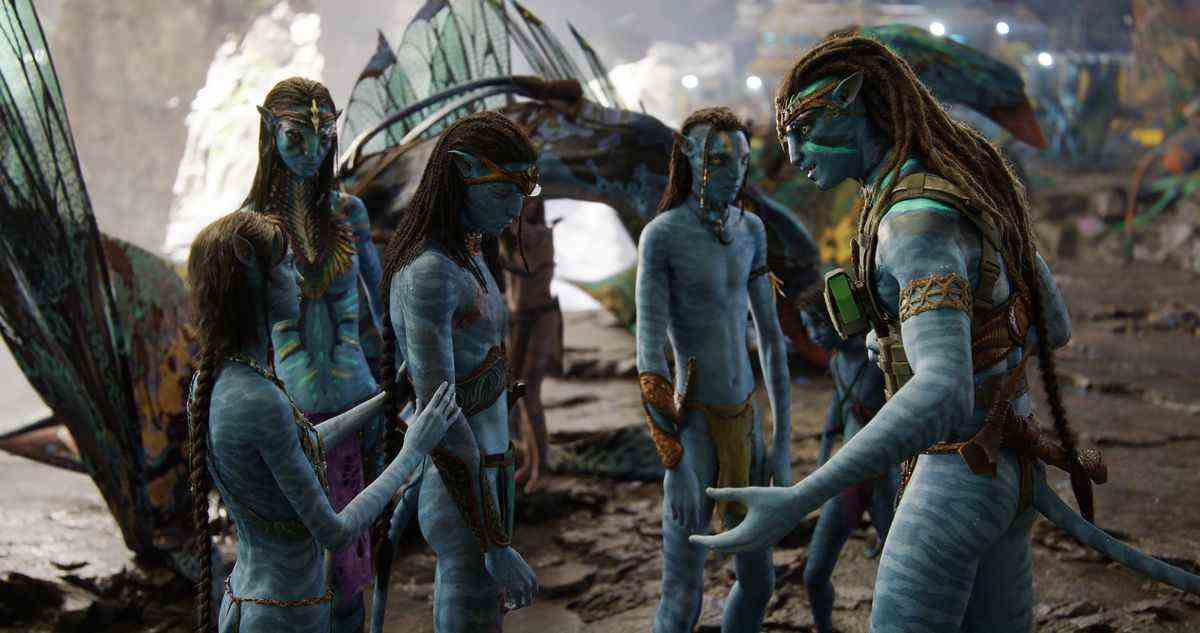 L'ancien humain Jake Sully (Sam Worthington) sous sa forme Na'vi s'adresse avec colère à sa famille Na'vi - Tsireya (Bailey Bass), Neytiri (Zoe Saldana), Neteyam (Jamie Flatters) et Lo'ak (Britain Dalton) dans un scène d'Avatar : la voie de l'eau