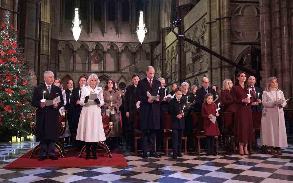 Eugénie a l'air un peu décalée alors que les autres membres de la famille royale vêtus de couleurs assorties au service de chant de l'abbaye de Westminster jeudi - YUI MOK